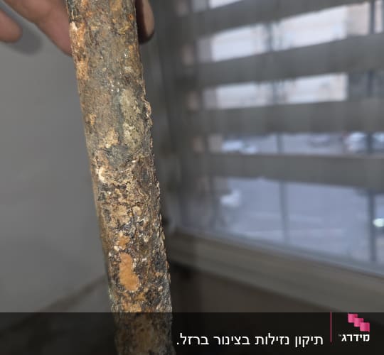 צינור חלוד עם סימני קורוזיה
